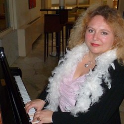 Pianist Eliza